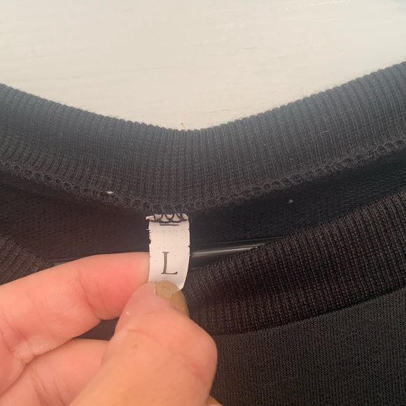 Cropped long sleeve w/ butterfly patch - Picture 4 of 4